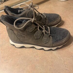 Sorel Womens green and Gray boots